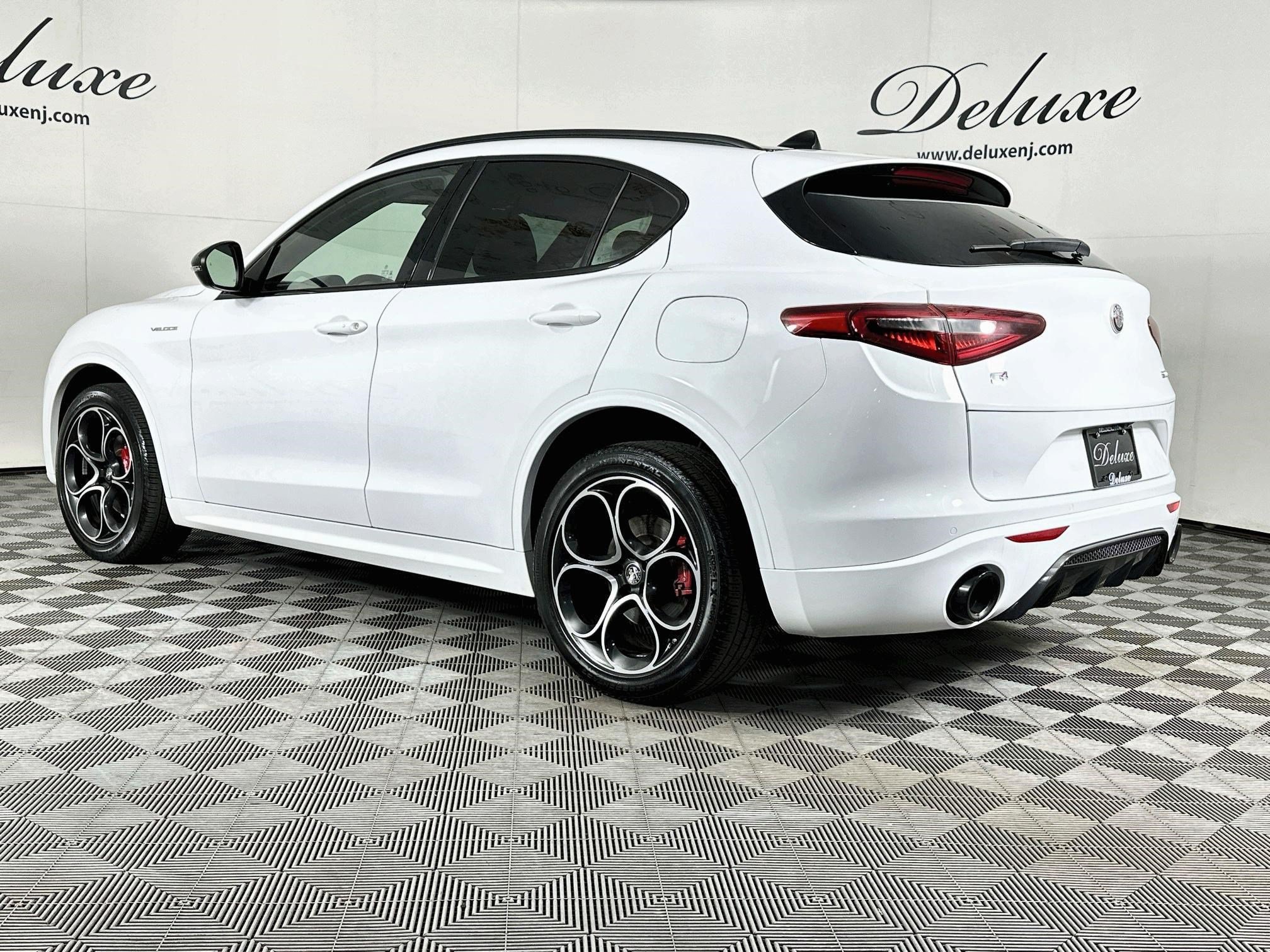 Used 2023 Alfa Romeo Stelvio Veloce AWD/4WD image 4