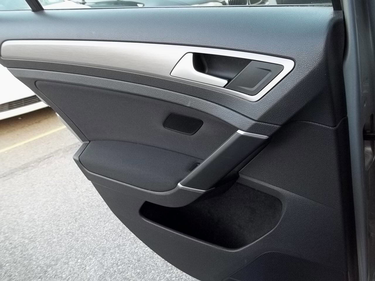 Used 2016 Volkswagen Golf S image 12