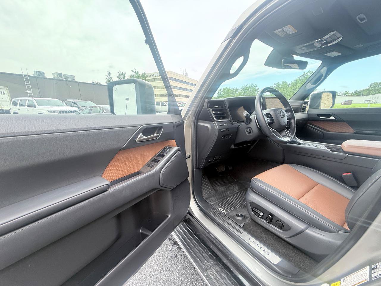 Used 2025 Lexus GX 550 w/ Accessory Package (2T) AWD/4WD image 9