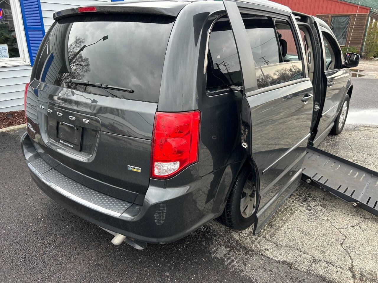 Used 2012 Dodge Grand Caravan SE image 4