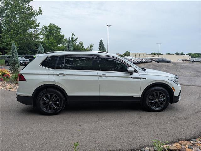Used 2023 Volkswagen Tiguan SE w/ Panoramic Sunroof Package FWD image 6