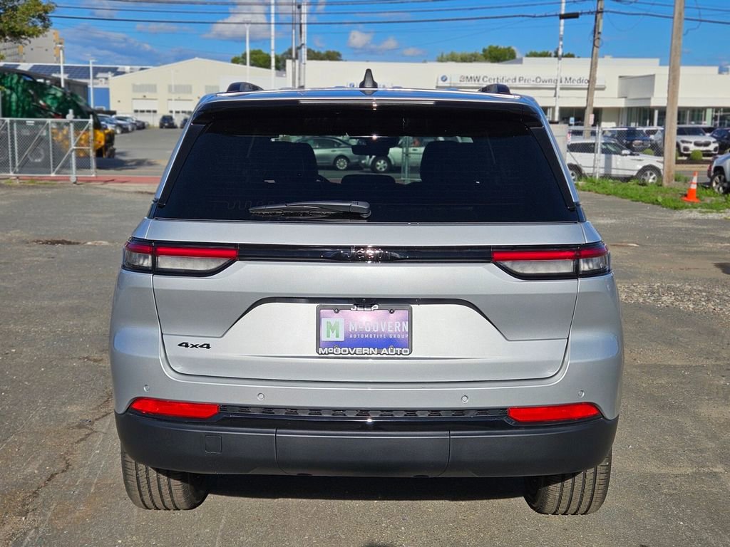 New 2025 Jeep Grand Cherokee Altitude image 4