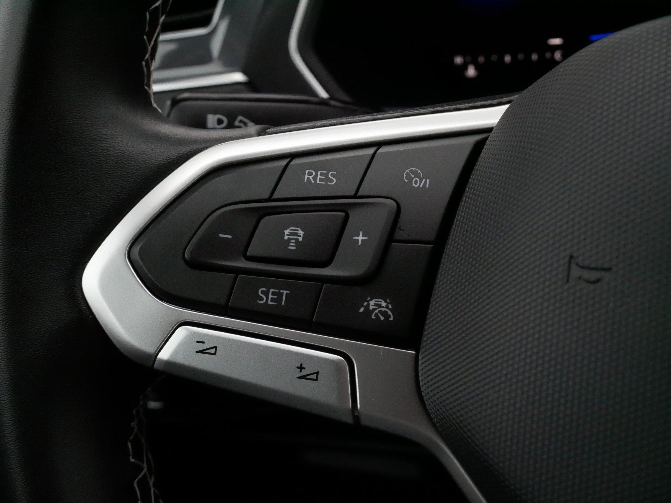 Used 2022 Volkswagen Tiguan SE image 25