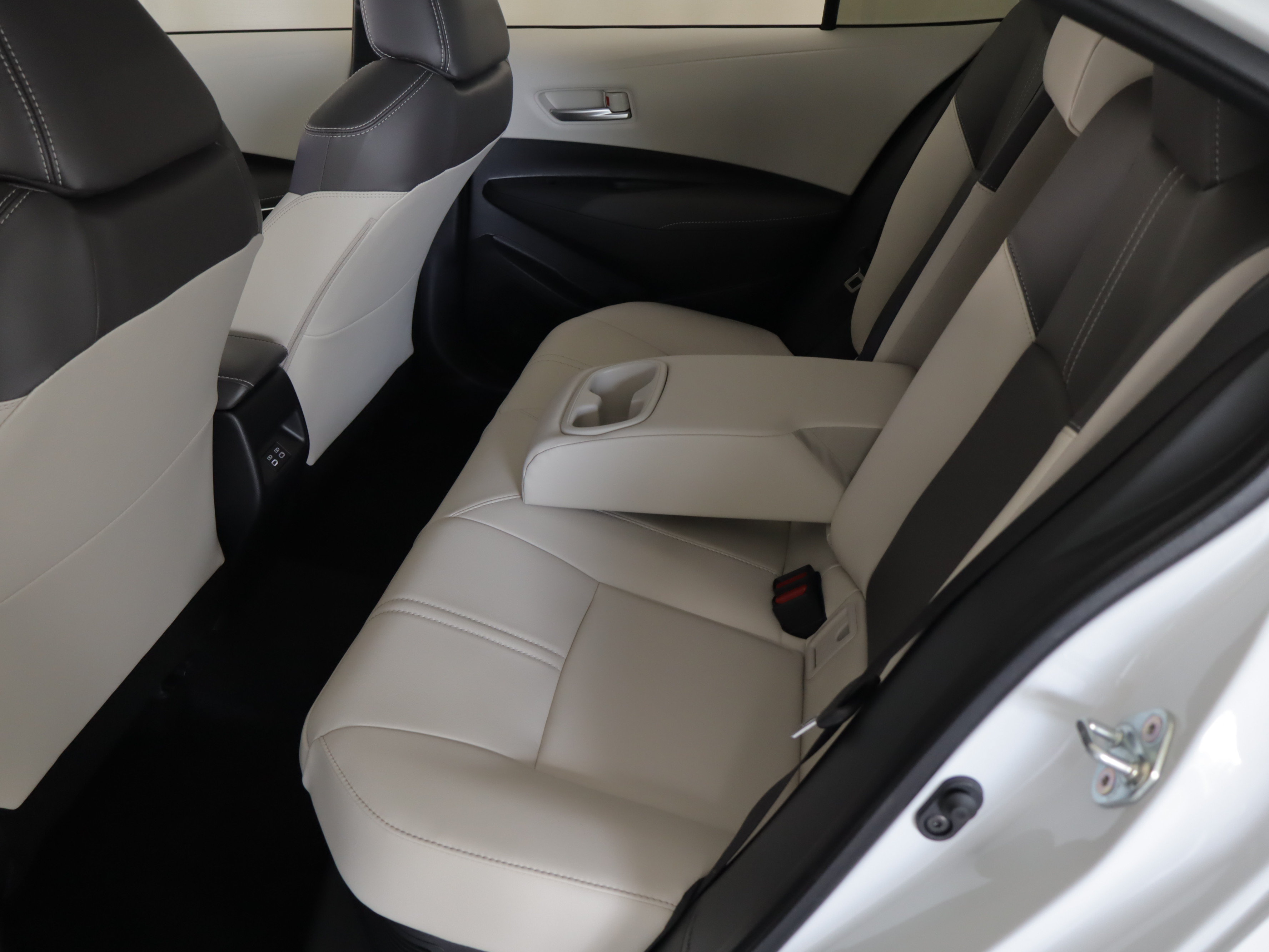 Used 2025 Toyota Corolla XLE FWD image 9