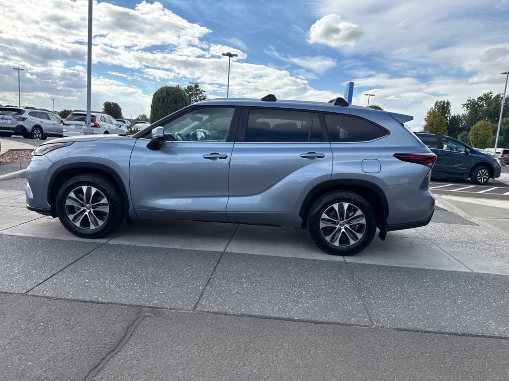 Used 2024 Toyota Highlander XLE AWD/4WD image 11