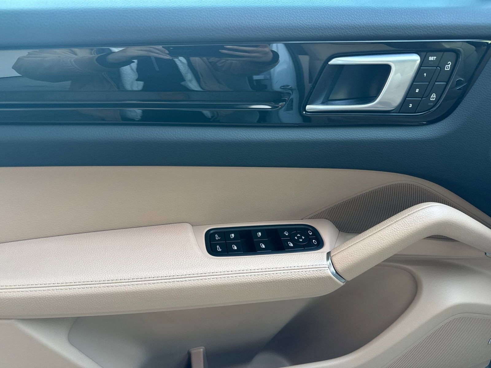 Certified 2022 Porsche Cayenne Coupe image 12