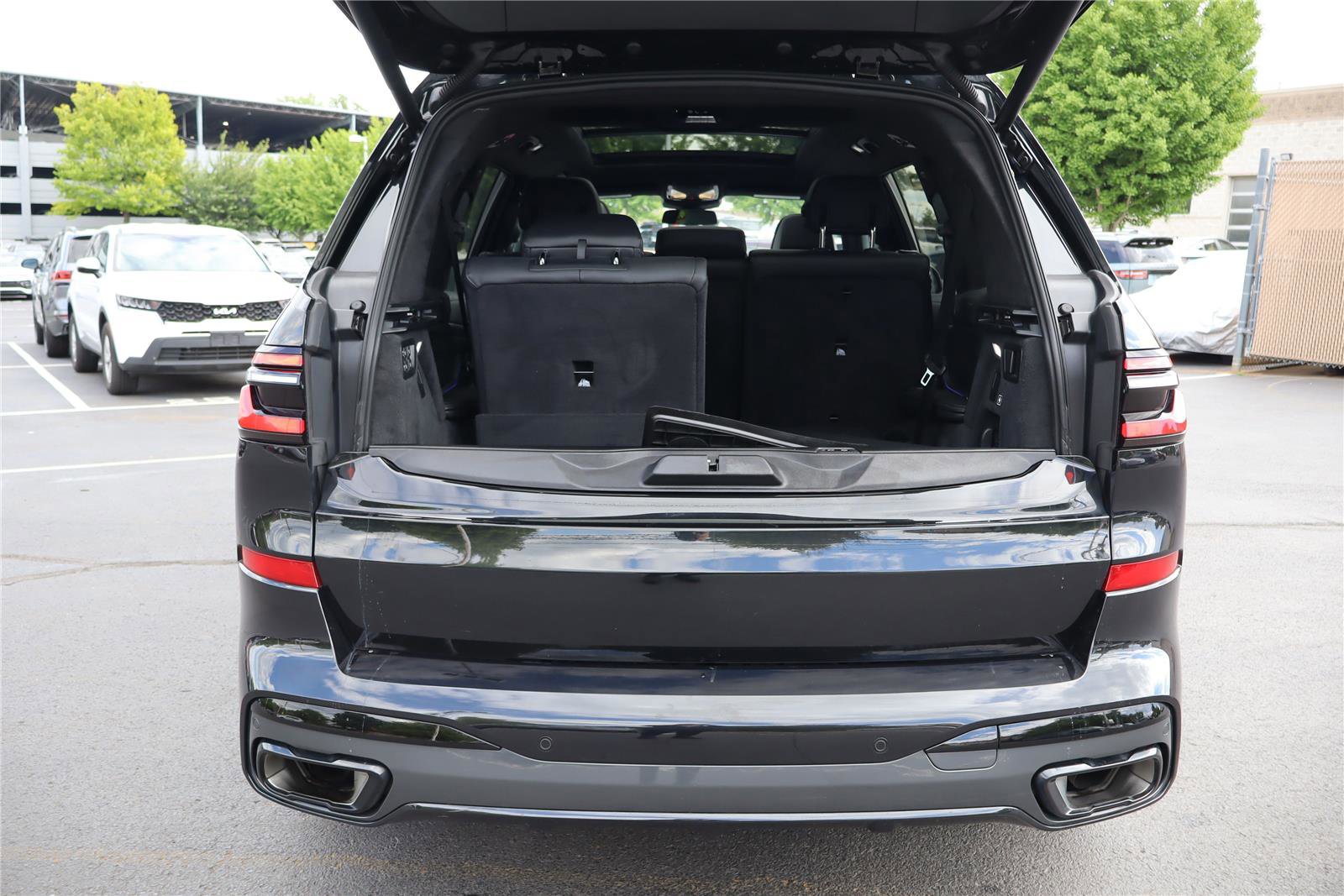 Used 2023 BMW X7 xDrive40i w/ M Sport Package AWD/4WD image 5