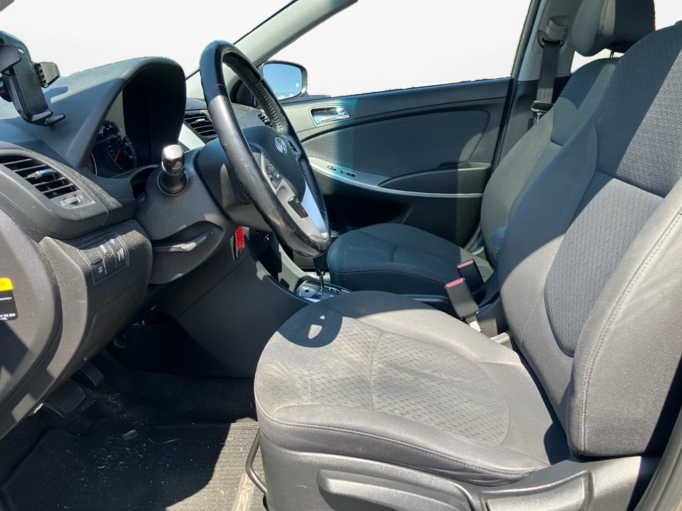 Used 2014 Hyundai Accent SE w/ Option Group 3 FWD image 11