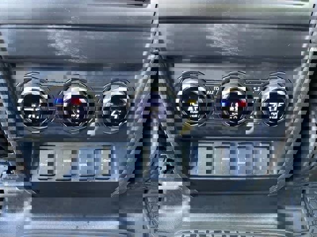 Used 2020 Land Rover Defender 110 SE image 32