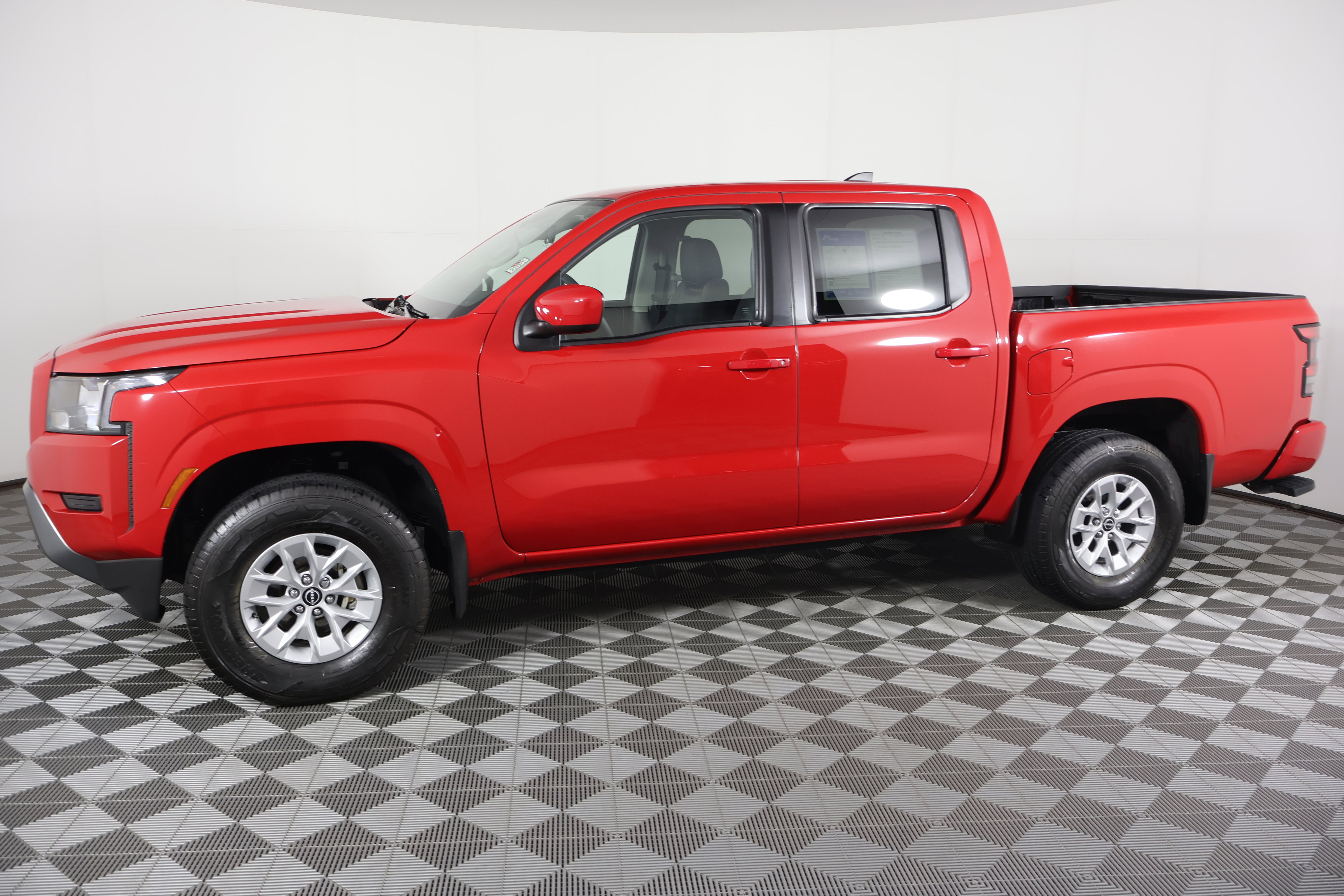 Used 2024 Nissan Frontier SV image 9