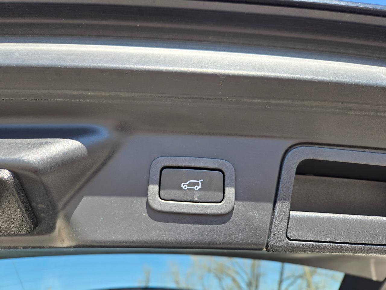 Used 2018 Land Rover Range Rover Velar R-Dynamic SE image 12