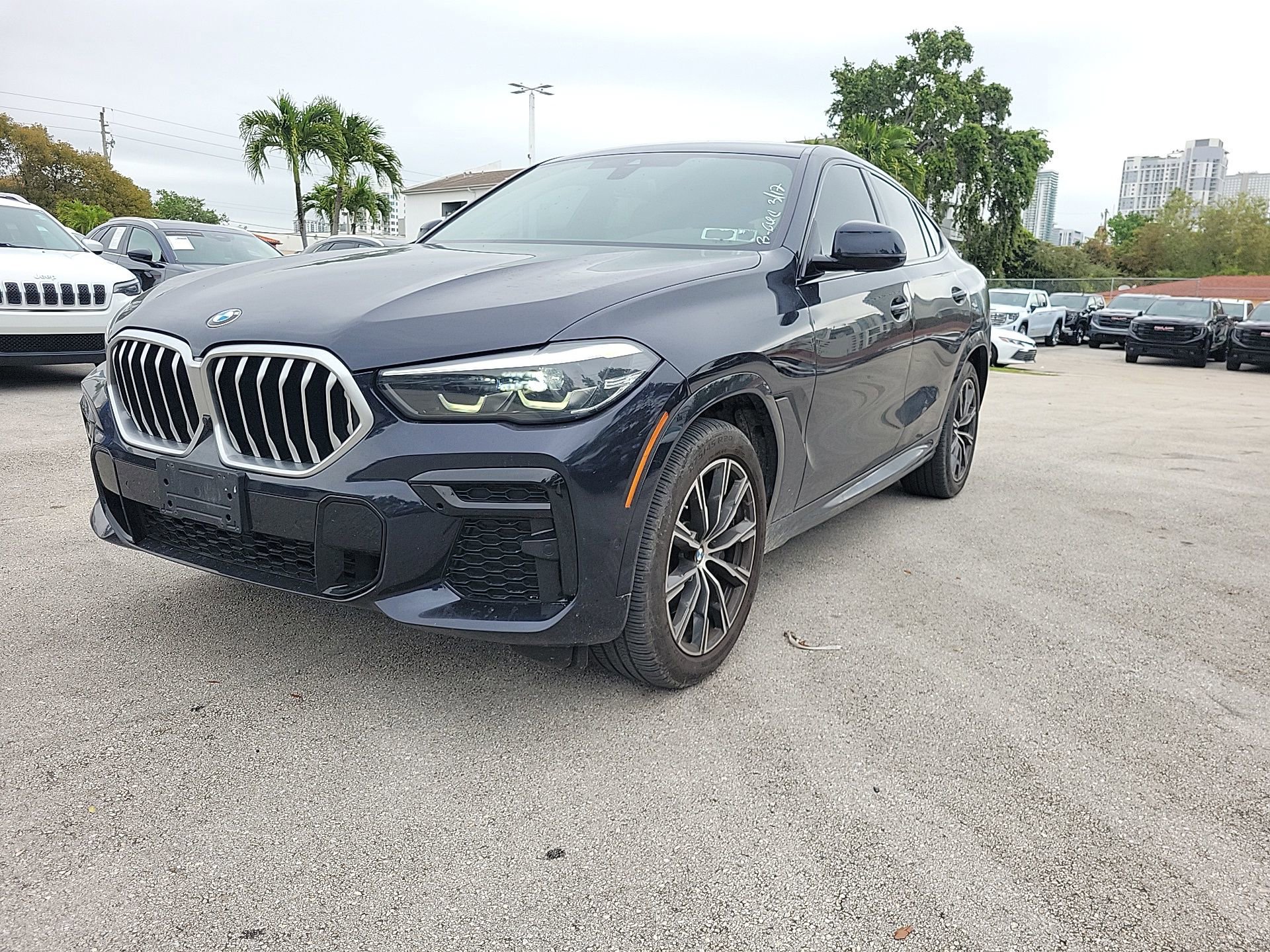 Used 2022 BMW X6 xDrive40i w/ M Sport Package image 2