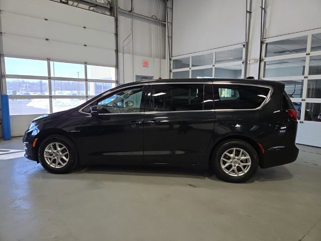 Used 2023 Chrysler Pacifica Touring-L image 9