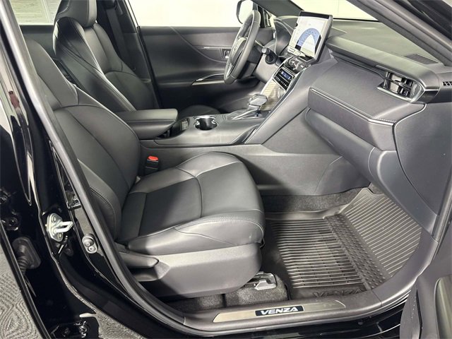 Used 2024 Toyota Venza XLE image 9