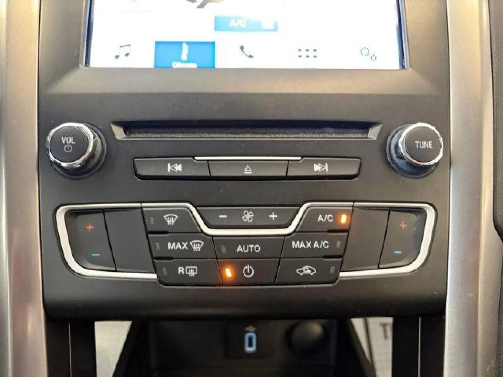 Used 2017 Ford Fusion SE w/ Fusion SE Technology Package image 18