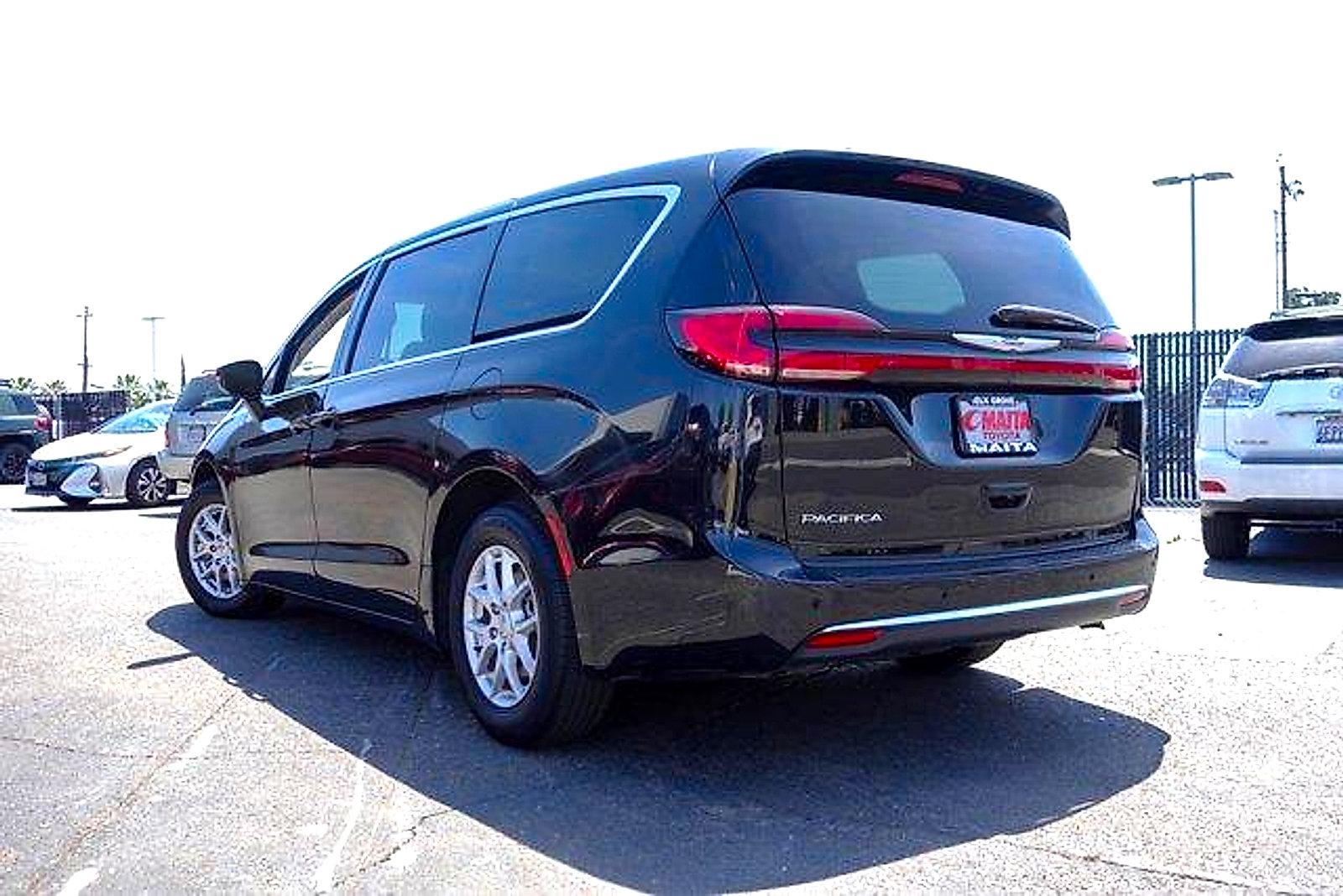 Used 2023 Chrysler Pacifica Touring-L FWD image 7