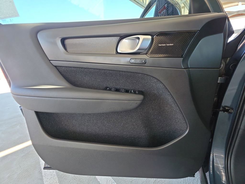Used 2022 Volvo XC40 P8 Recharge Plus image 22
