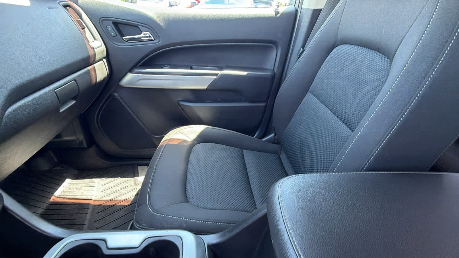 Used 2017 Chevrolet Colorado LT w/ LT Convenience Package RWD image 12