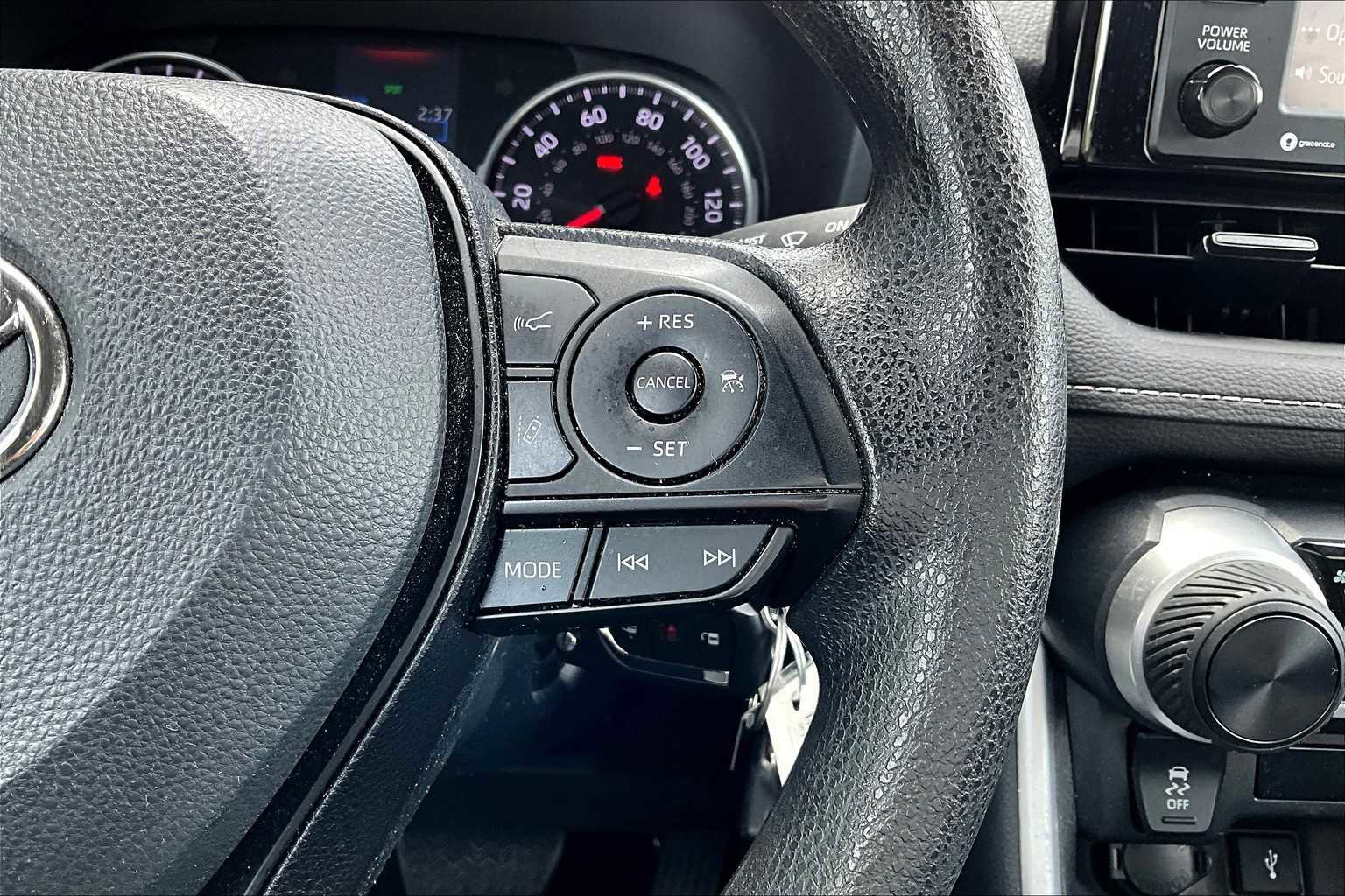 Used 2022 Toyota RAV4 LE image 25