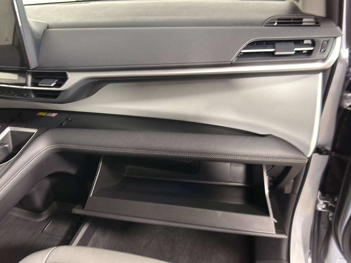 Used 2025 Toyota Sienna XLE w/ XLE Plus Package FWD image 27