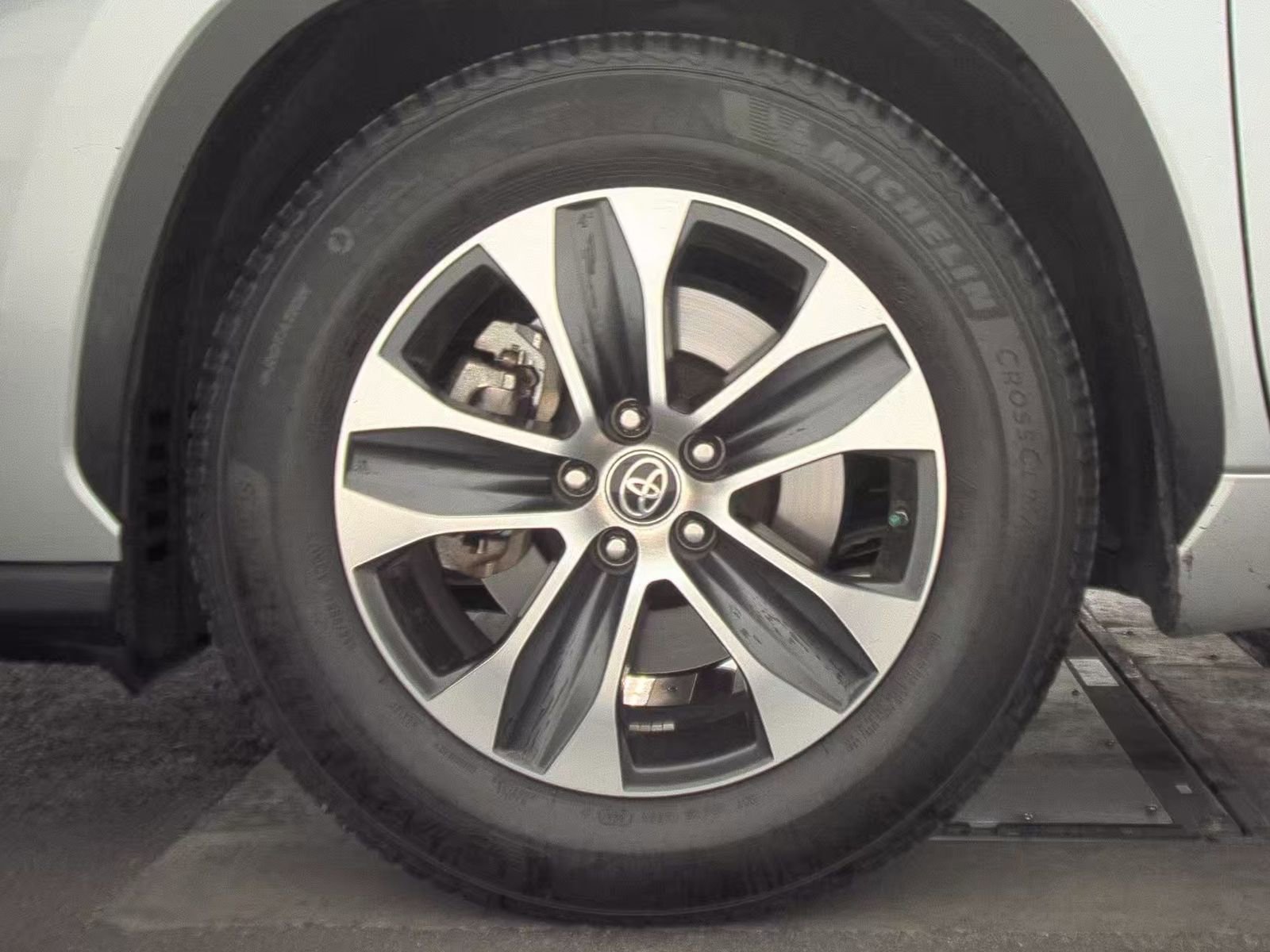 Used 2020 Toyota Highlander XLE image 9