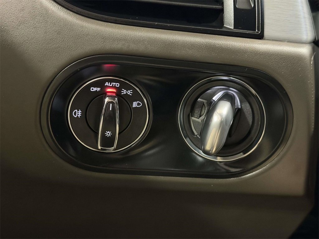 Used 2025 Porsche Macan image 25