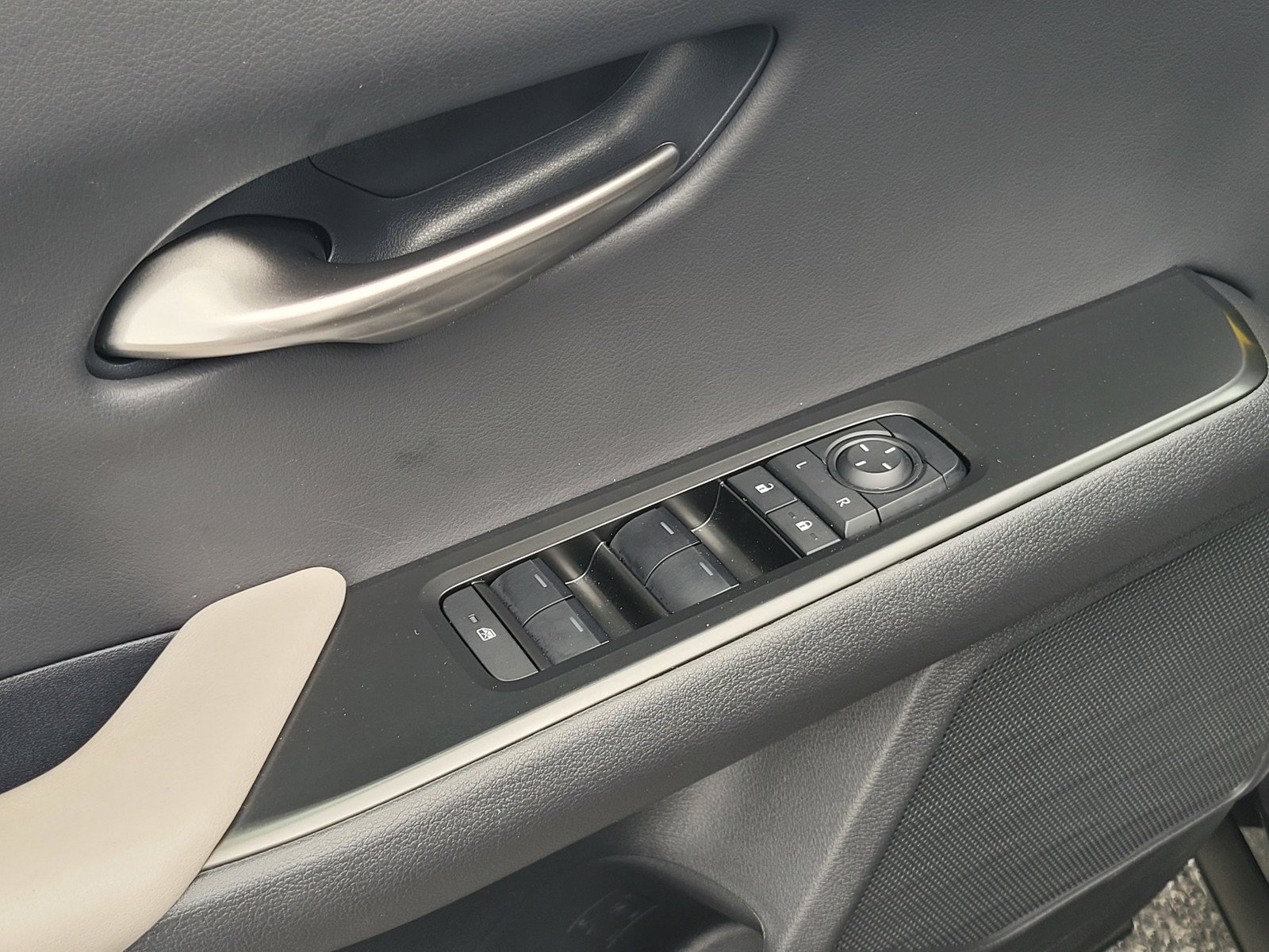 Certified 2025 Lexus UX 300h FWD w/ Accessory Package (Z2) image 18