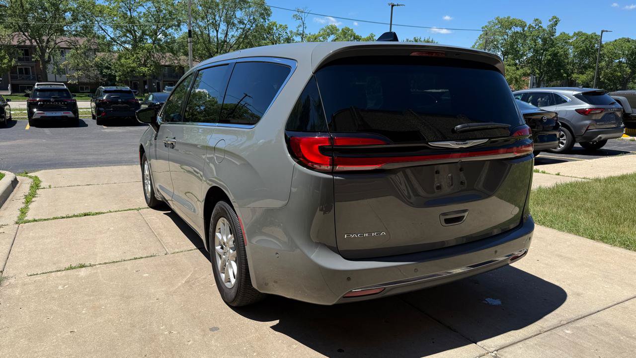 Used 2025 Chrysler Pacifica Select w/ Uconnect Theater Family Group FWD image 5