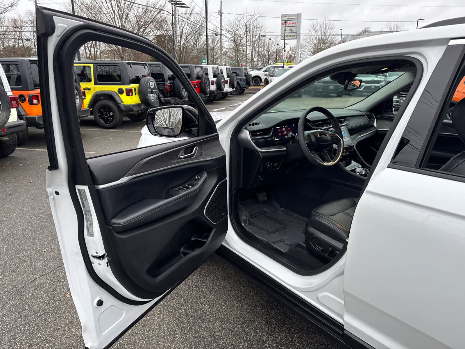 Used 2023 Jeep Grand Cherokee Limited w/ Trailer Tow Prep Group (B) image 11