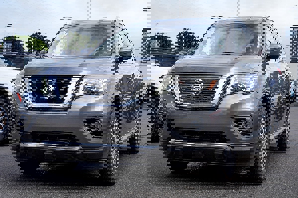 Used 2019 Nissan Pathfinder SV image 3