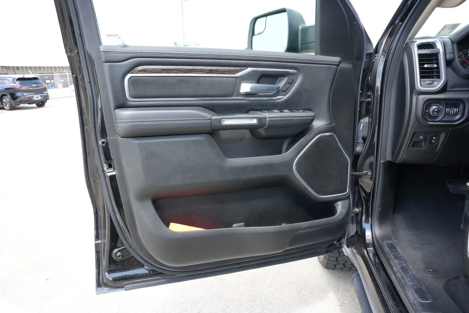 Used 2019 RAM 1500 Laramie AWD/4WD image 17