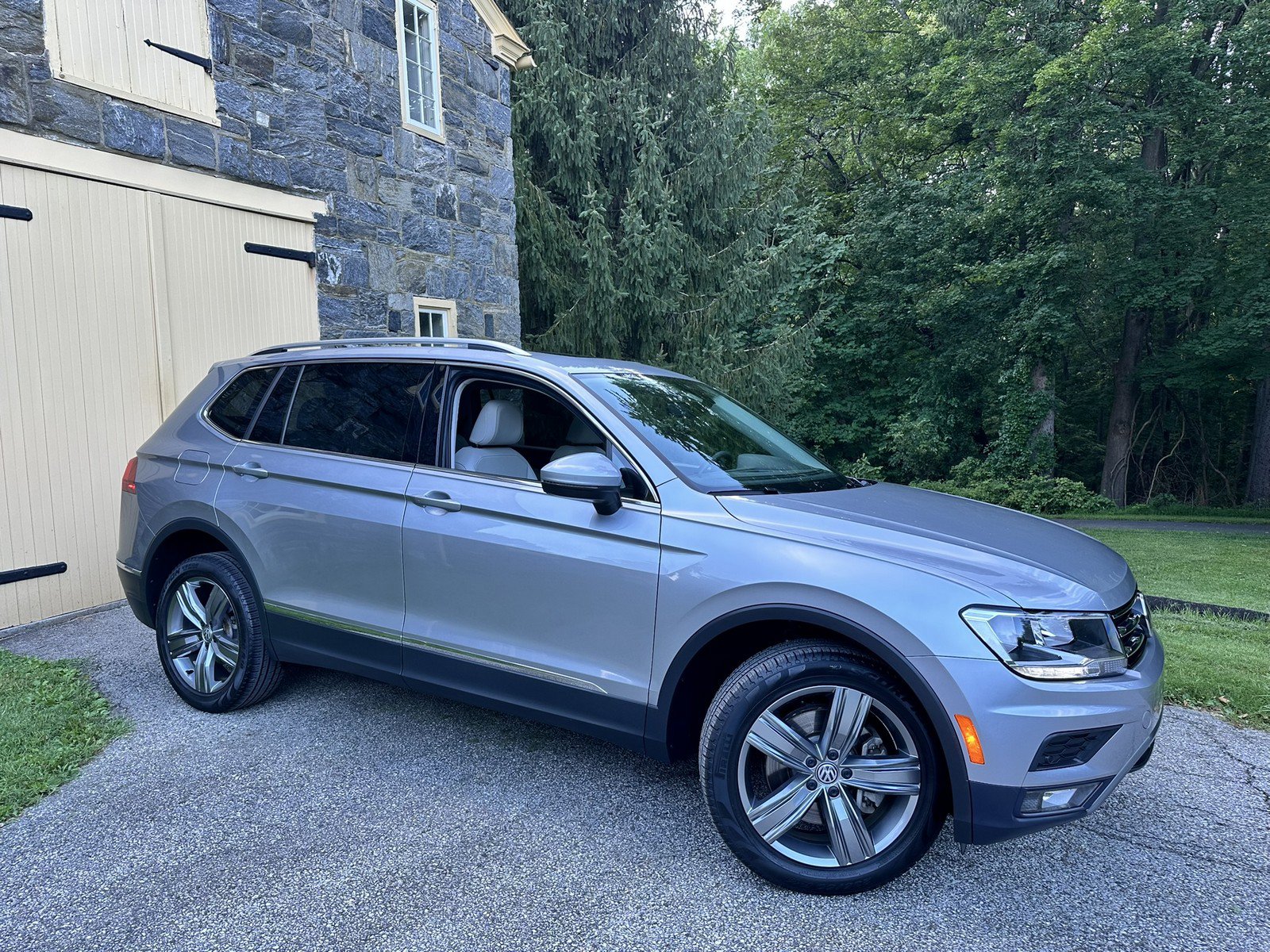 Used 2020 Volkswagen Tiguan SEL AWD/4WD image 38