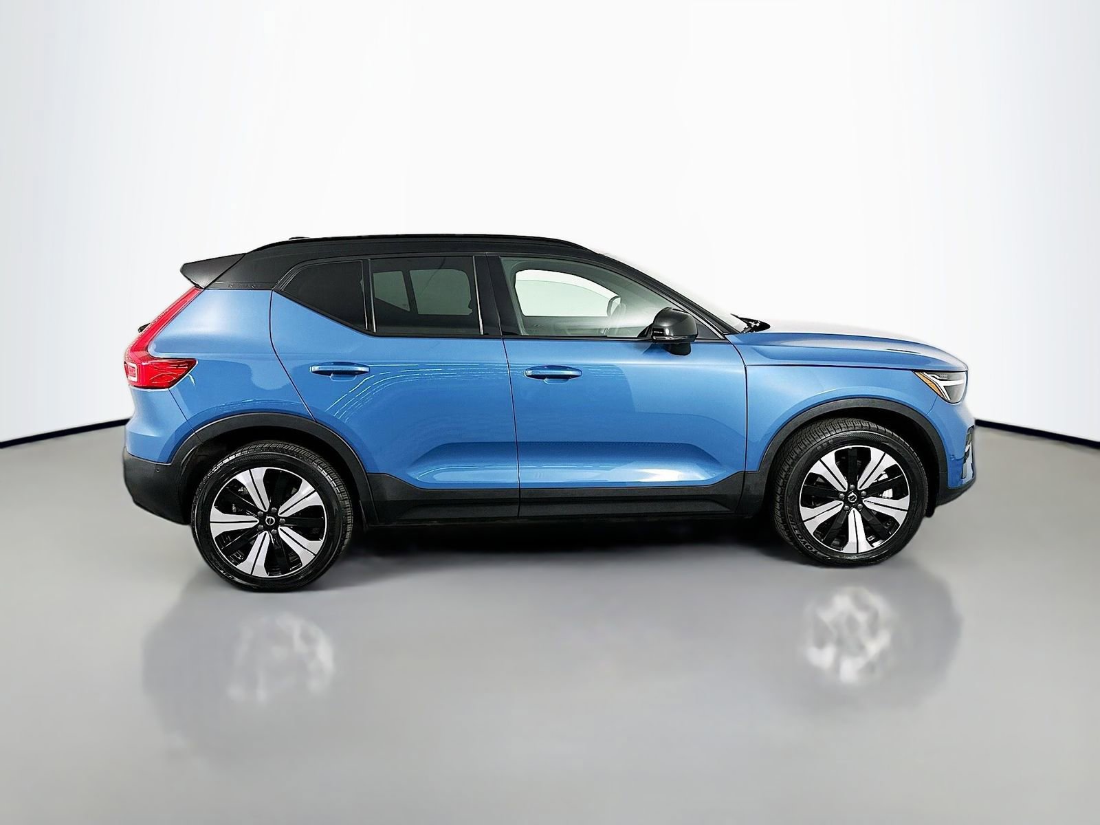 Used 2023 Volvo XC40 Recharge Plus AWD/4WD image 8