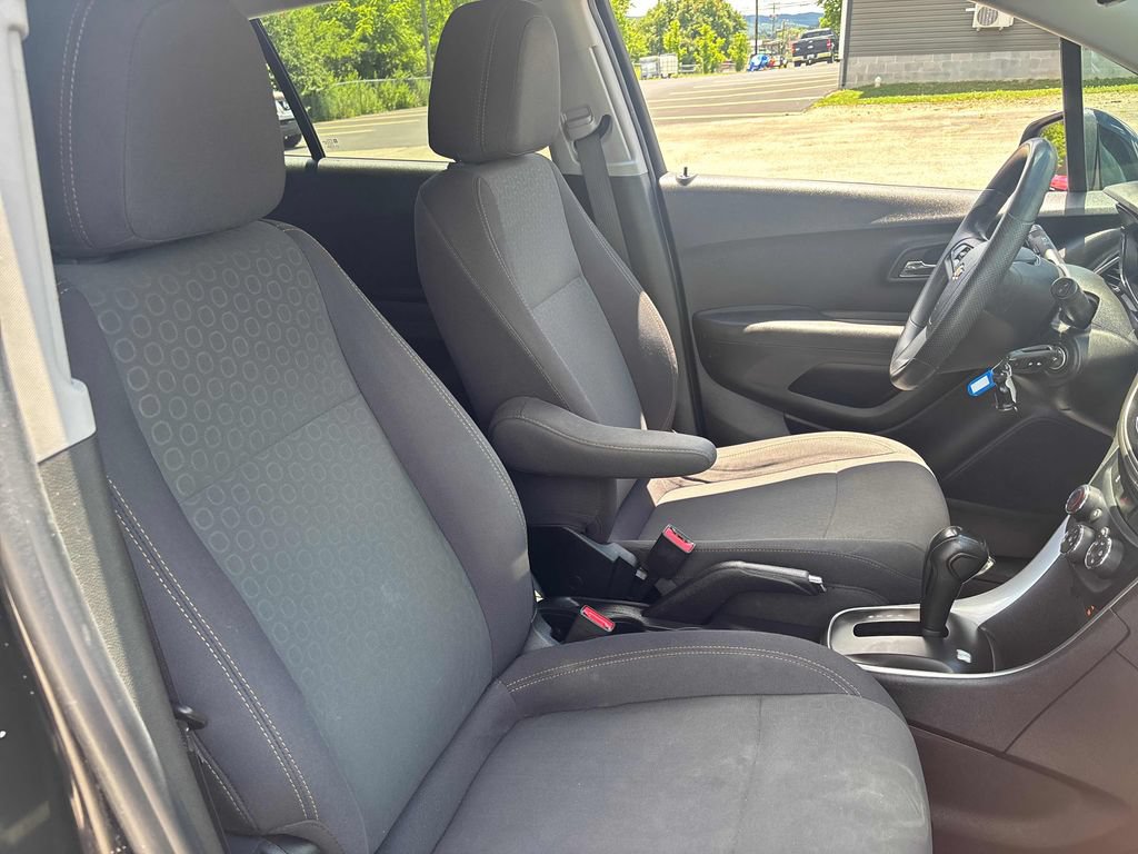 Used 2019 Chevrolet Trax LS w/ Tint and Cruise Package AWD/4WD image 27