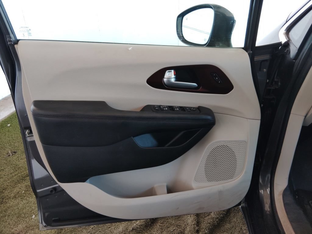 Used 2019 Chrysler Pacifica Limited w/ Advanced Safetytec Group FWD image 22