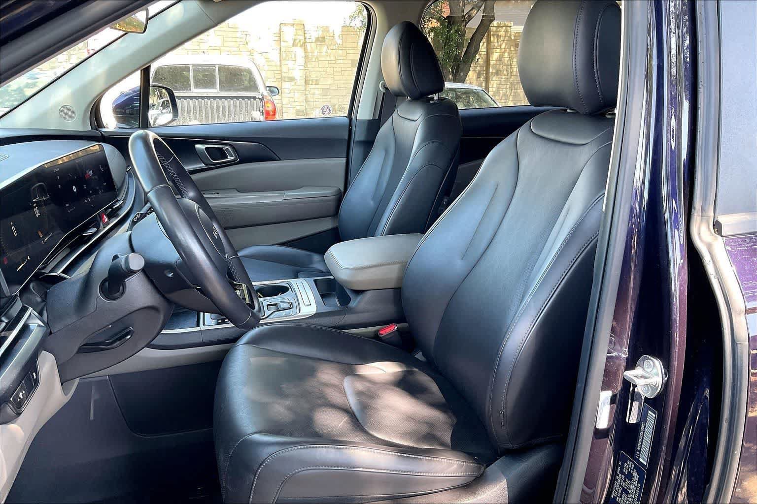 Certified 2025 Kia Carnival FWD image 10