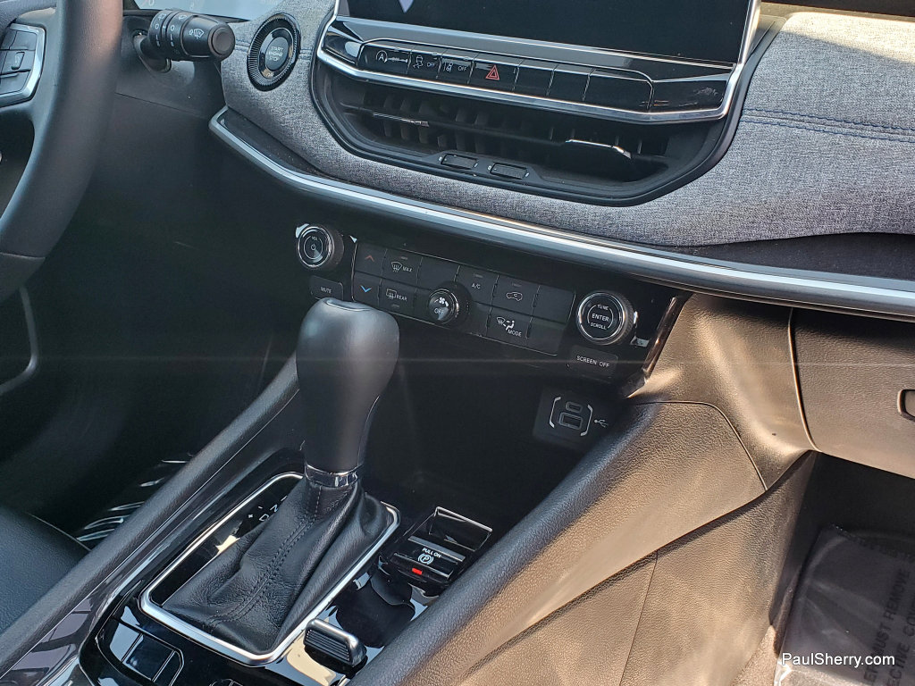 Used 2023 Jeep Compass Latitude image 14