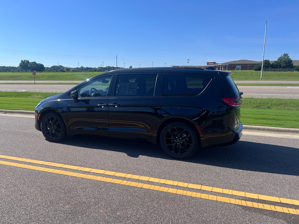 New 2027 Chrysler Pacifica Limited w/ Family Tech Group FWD image 7