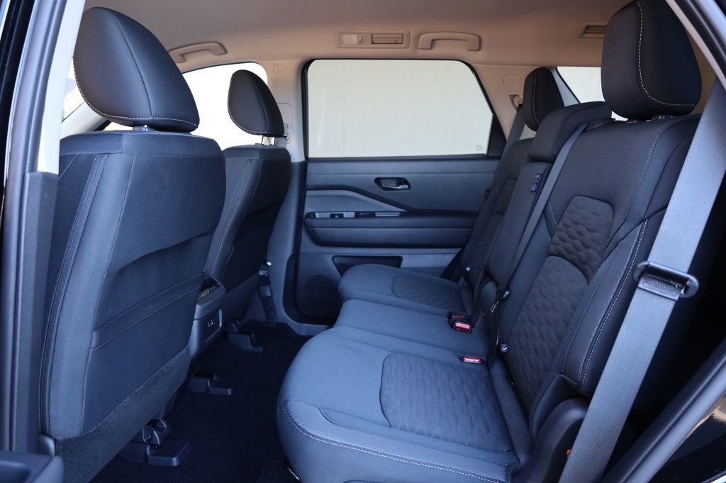 Used 2025 Nissan Pathfinder SV image 20