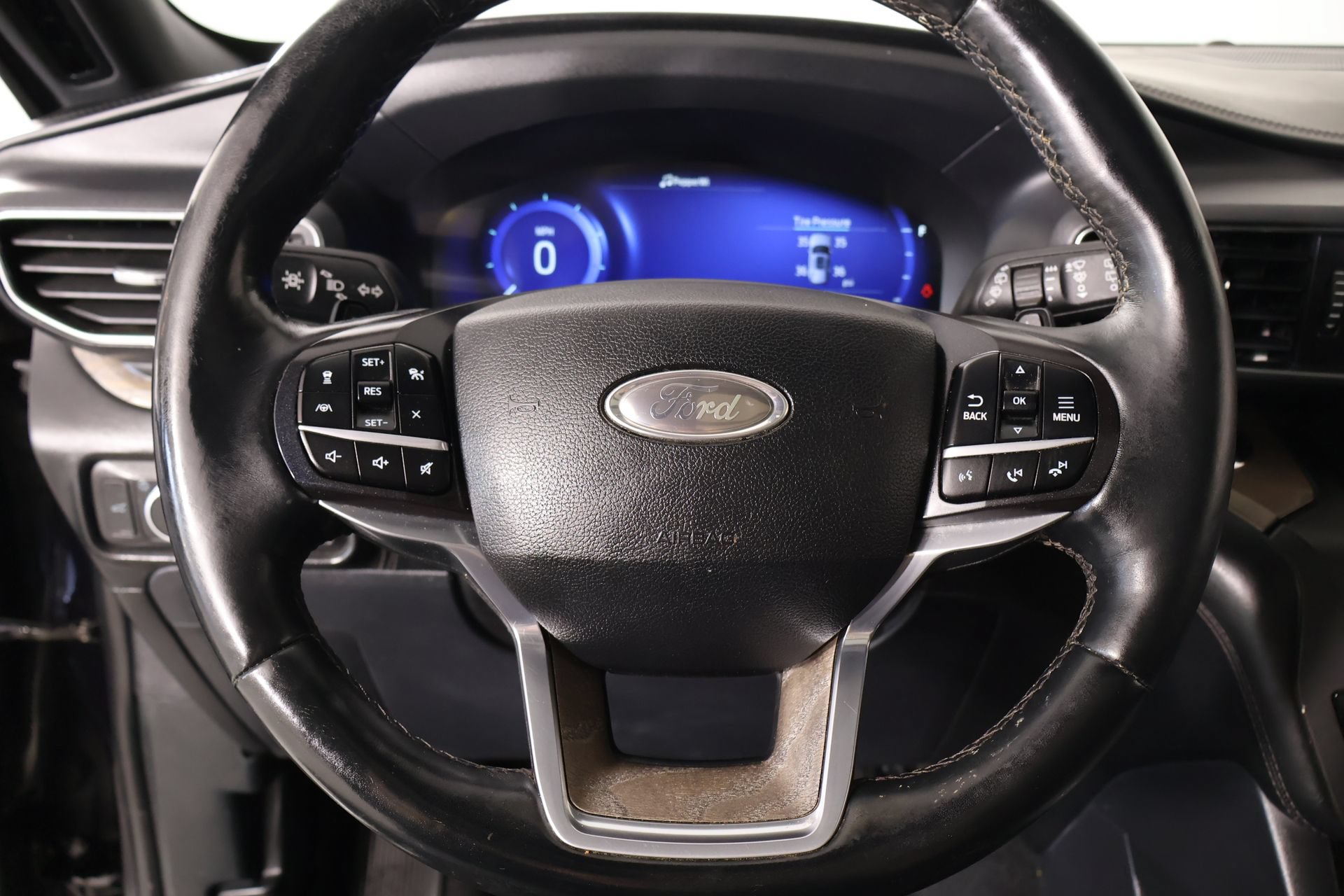 Used 2020 Ford Explorer Platinum w/ Premium Technology Package AWD/4WD image 3
