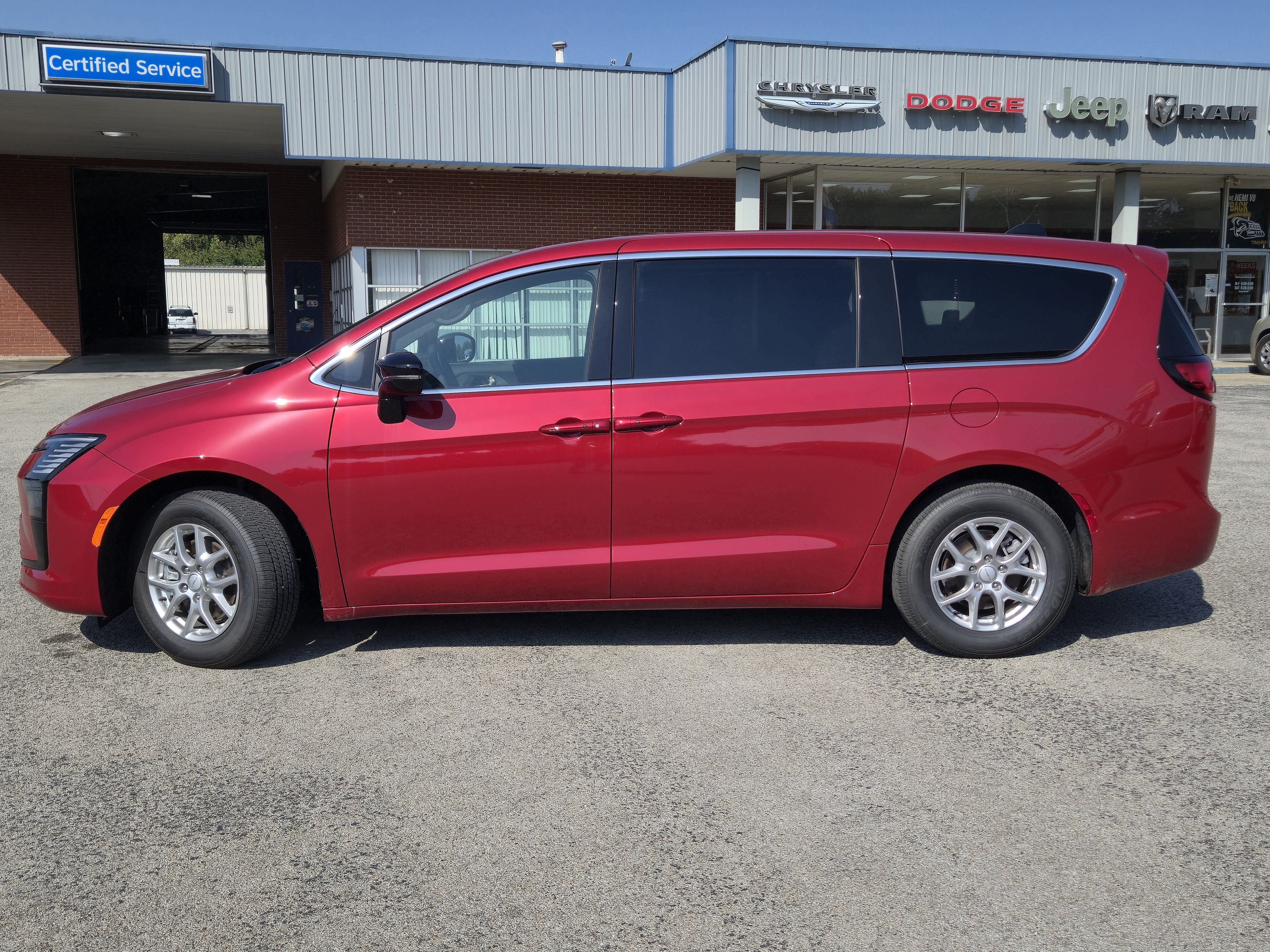 New 2027 Chrysler Pacifica Select FWD image 3