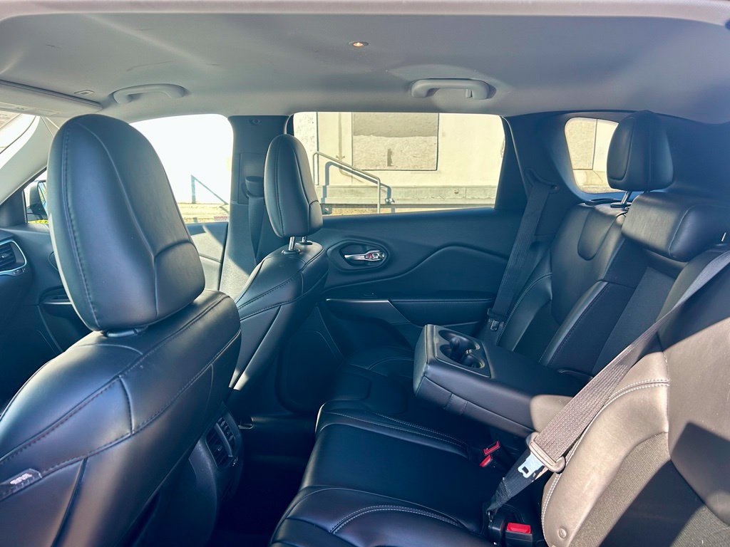 Used 2019 Jeep Cherokee Latitude Plus w/ Cold Weather Group AWD/4WD image 12