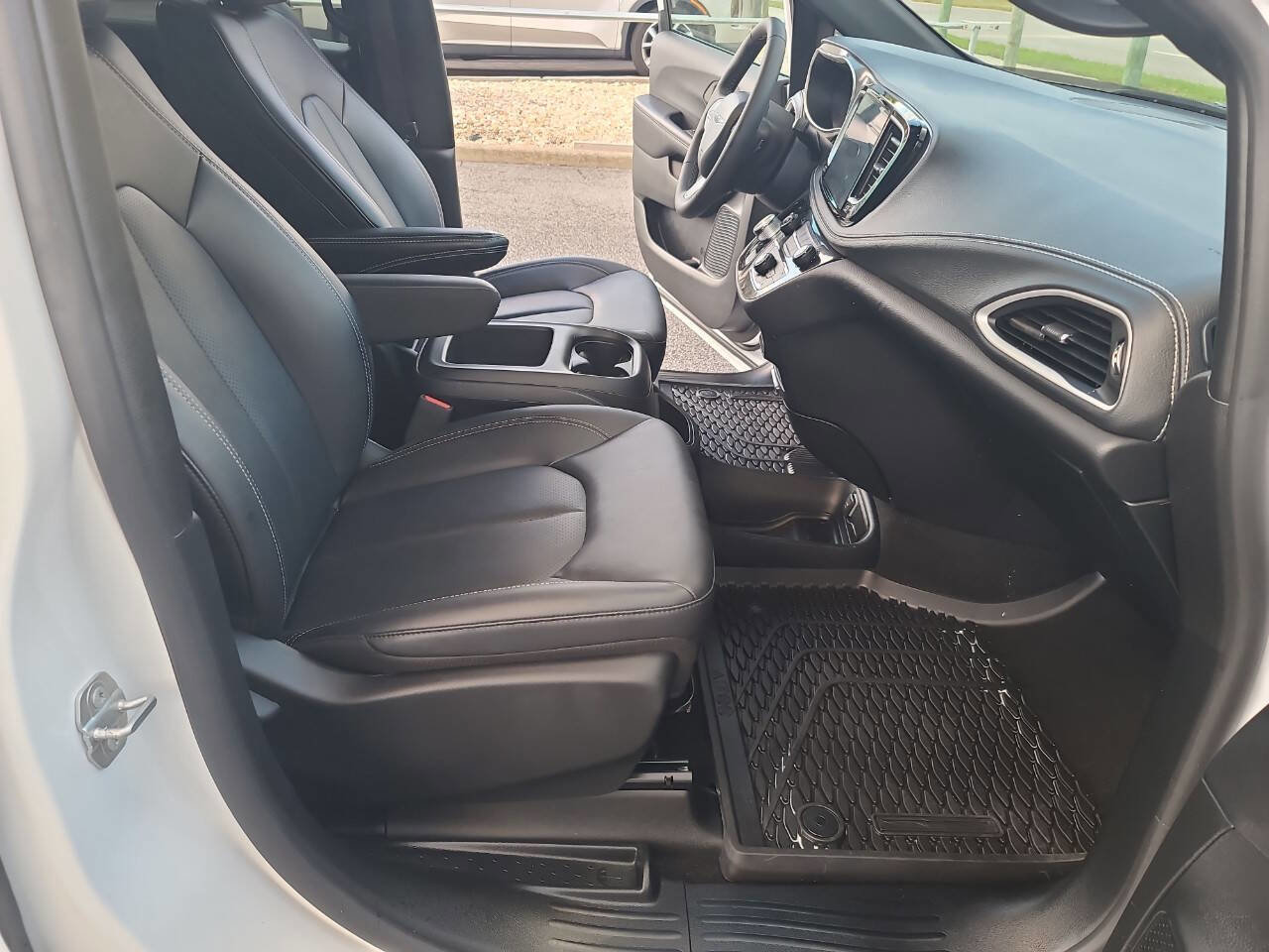 Used 2025 Chrysler Pacifica Select FWD image 36