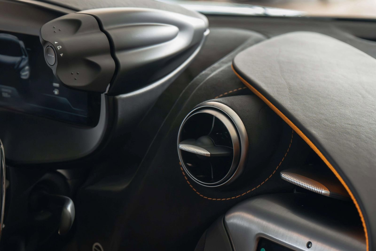 Used 2024 McLaren 750S RWD image 32