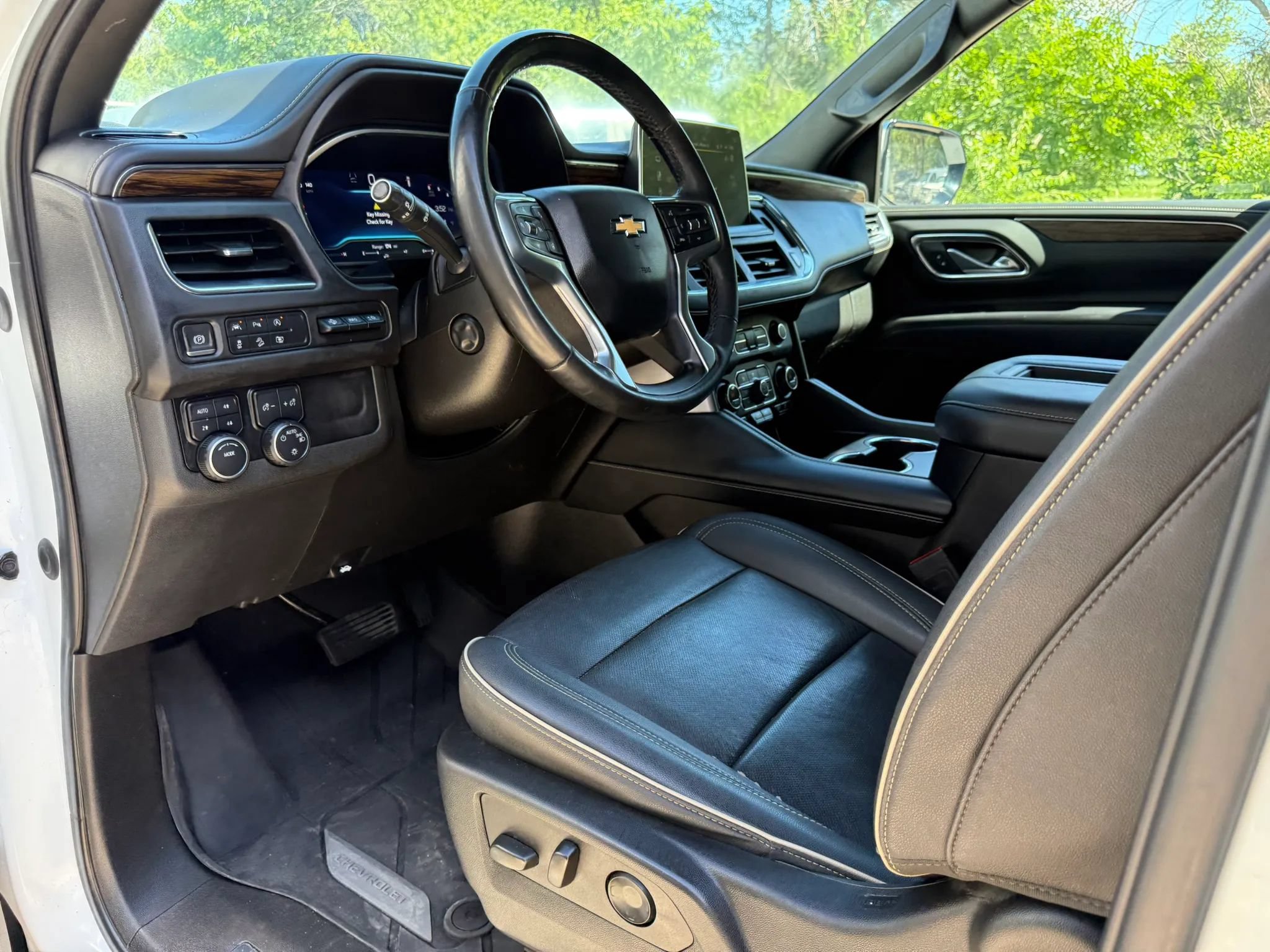 Used 2023 Chevrolet Suburban Premier w/ Premium Package 2 AWD/4WD image 18