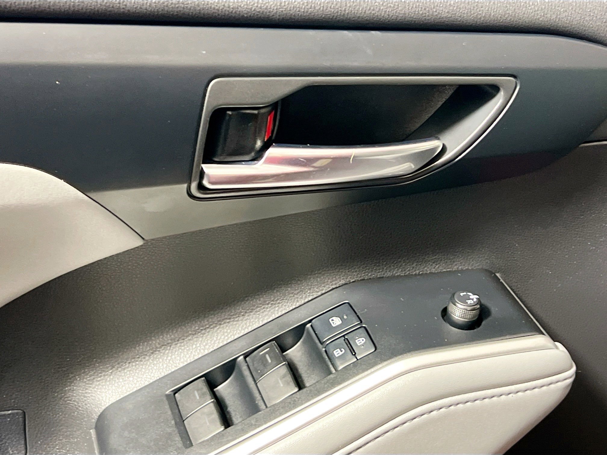 Used 2020 Toyota Highlander XLE image 16