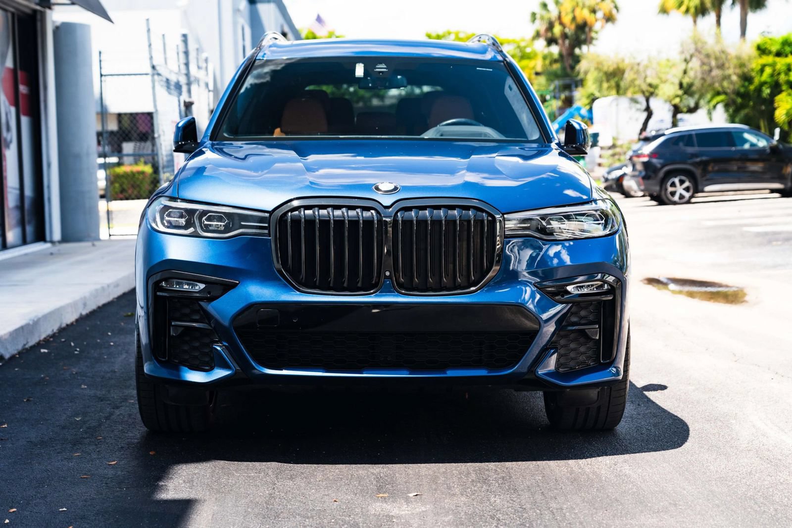 Used 2022 BMW X7 xDrive40i w/ M Sport Package AWD/4WD image 2