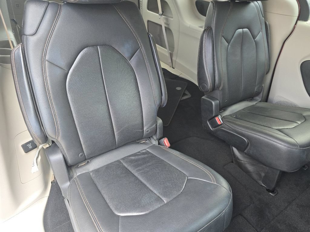 Used 2018 Chrysler Pacifica Touring-L Plus FWD image 19