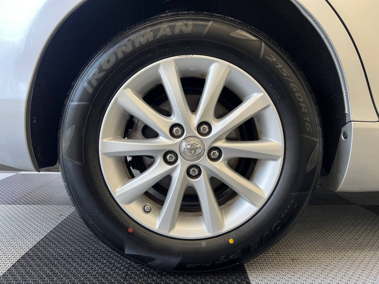 Used 2011 Toyota Camry XLE w/ XLE Extra-Value Pkg #2 image 28