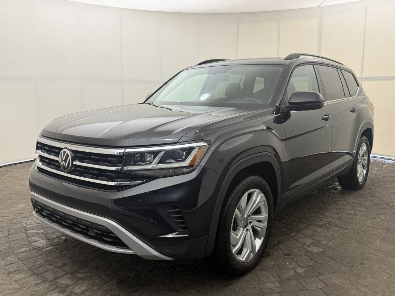 Used 2023 Volkswagen Atlas SE w/ Panoramic Sunroof Package AWD/4WD image 3